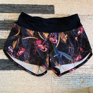 Lululemon Mid-Rise Speed Up Short